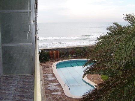 Imagen de la zona de la piscina de los apartamentos GAVAMAR de Gavà Mar